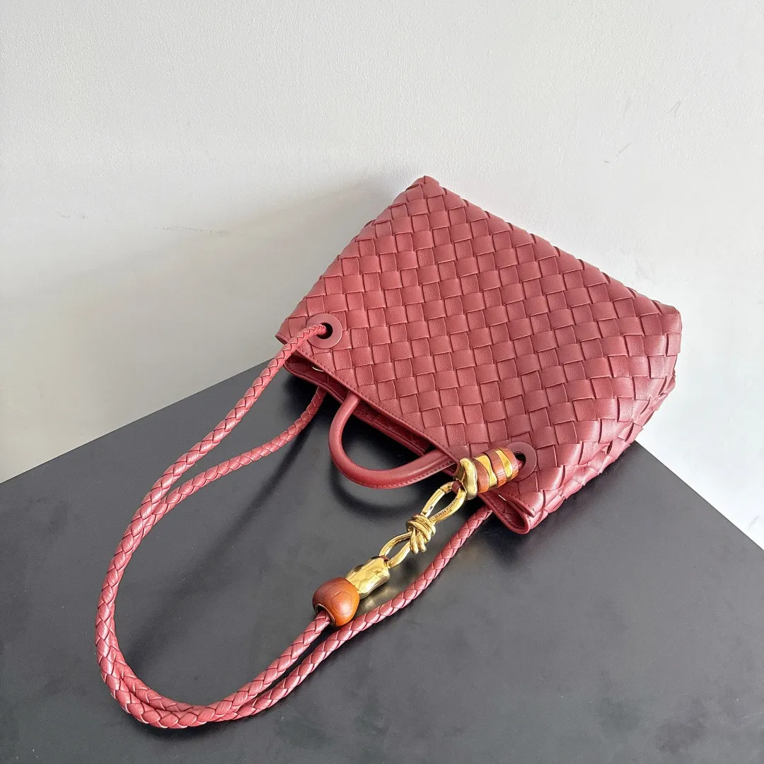 The new Andiamo batch of 3060 BV is shipped‼ ️The classic intercciato weaving process is used to create a soft bag, the metal knot is made of micro-cast aluminum using jewelry technology🪢, and the decorative beads are made of metal and hand-polished oak, allowing you to jump repeatedly between elegance and fun💃, making it unpredictable. Classic and versatile, it shows off your temperament, and the bag has a large capacity, making it very convenient for daily commuting! It has a variety of carrying methods, the shoulder straps can be adjusted by yourself, the original lambskin feels soft and delicate, and the unisex style breaks gender boundaries and brings a more practical and long-lasting use experience. The Andiamo, which has both elegant and casual styles, perfectly interprets the "fashionable old money style". Style number: 743568+wood hardware Color: Sapele Red Size: 25*22*10.5cm